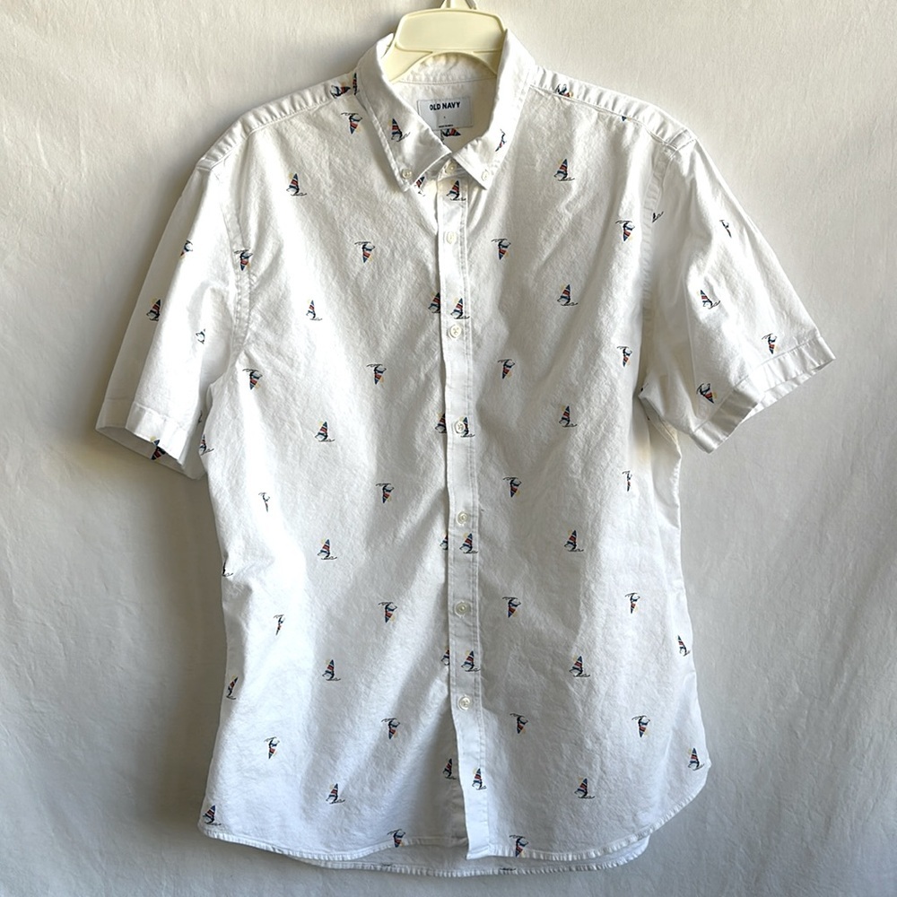 Old Navy white short sleeve button down with sailboat print, size L